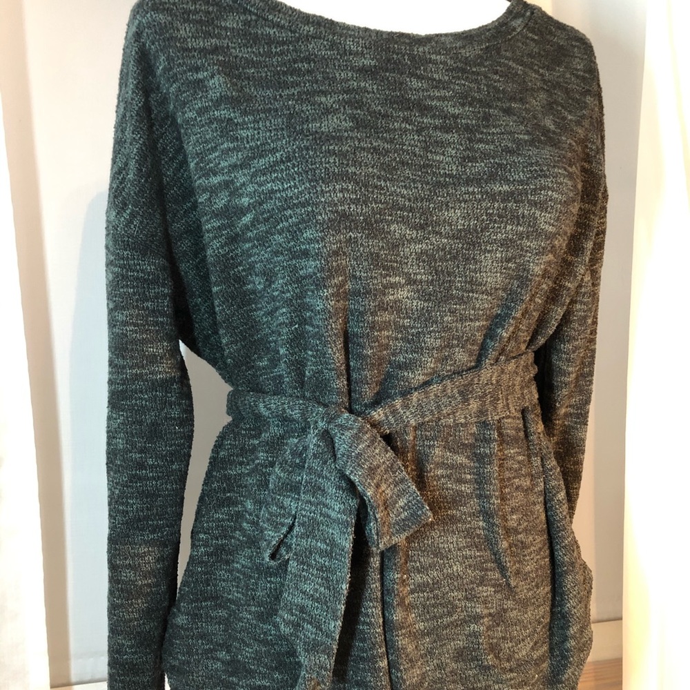 Green/ black waist sweater